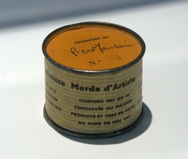 피에로 만조니 (Piero Manzoni), [작가의 변(Merda d'Artista)], 1961년 5월, 캔, 인쇄된 종이, 대변, 4.8 x 6.5 cm, (총 90개 에디션 제작), 영국 테이트 모던, 이탈리아 밀라노 현대미술관 등 소장.