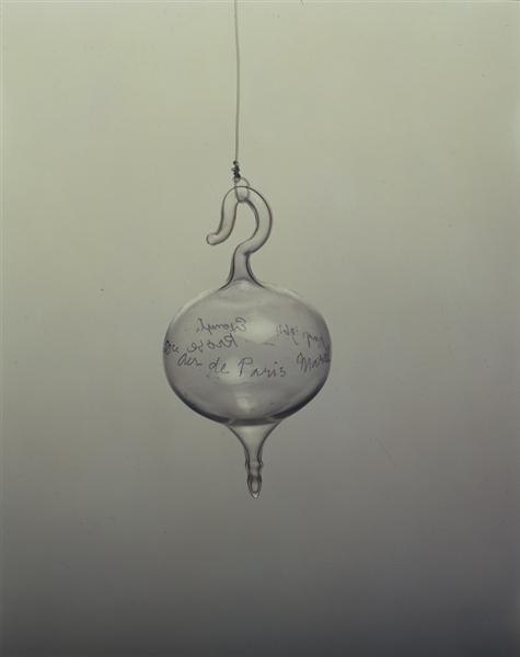 마르셀 뒤샹 (Marcel Duchamp), [파리의 공기 50cc(50 cc d'air de Paris)], 1919년 (1949년 등 후대에 복제품 제작), 유리 앰플 (Ready-made수정액 병 형태), 높이 약 13.5 cm, 미국 필라델피아 미술관 (Philadelphia Museum of Art)소장.