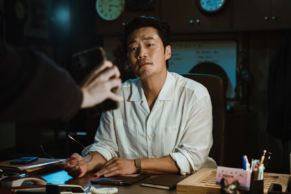 책상 너머로 상대를 바라보는 인력사무소 사장