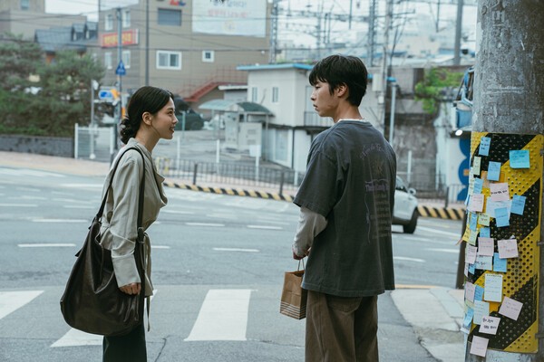 거리에서 마주 선 연주와 혁준